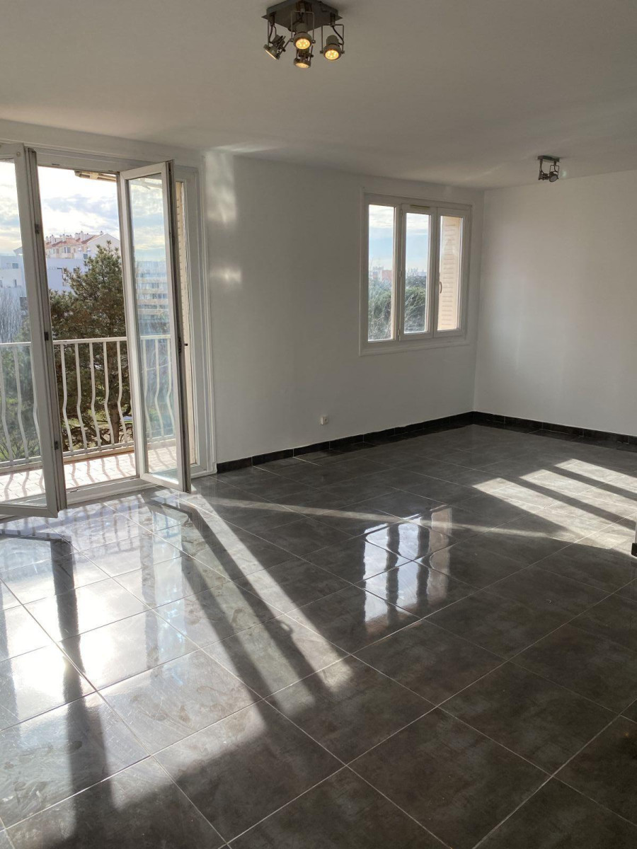 
                                                Location
                                                 Spacieux T4 dans copropriété Arborée et sécurisée