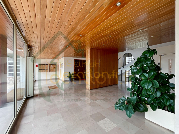 
                                                Location
                                                 Spacieux T5 dans résidence prisée avec balcons