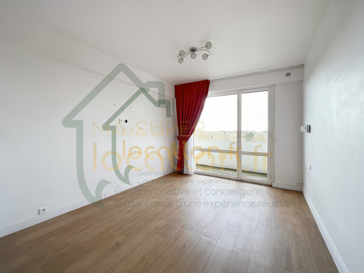 
                                                Location
                                                 Spacieux T5 dans résidence prisée avec balcons