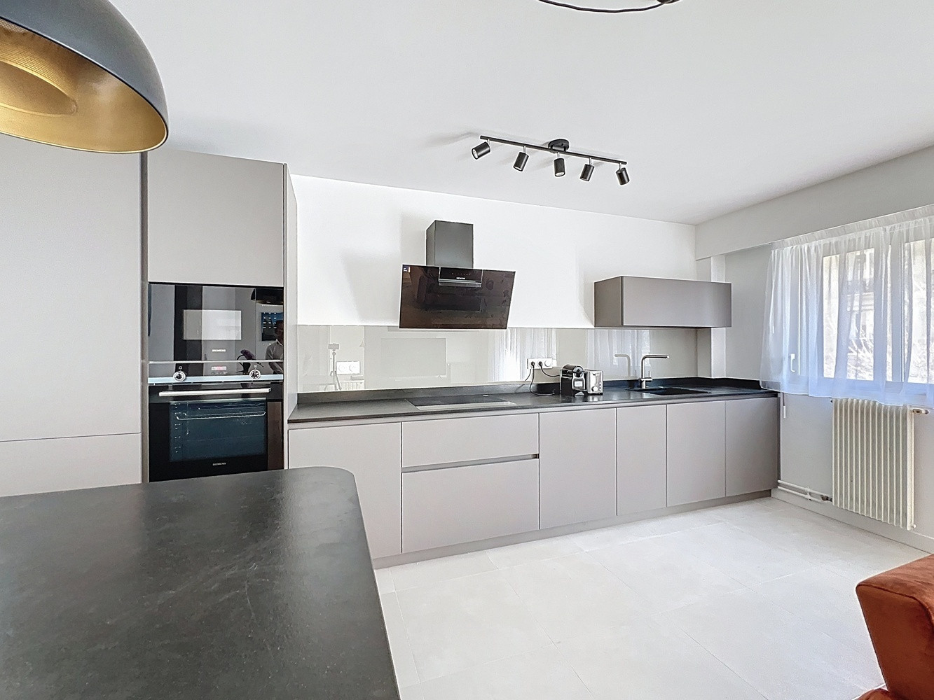 
                                                Location
                                                 Splendide 3 pièces meublé neuf avec terrasse et parking