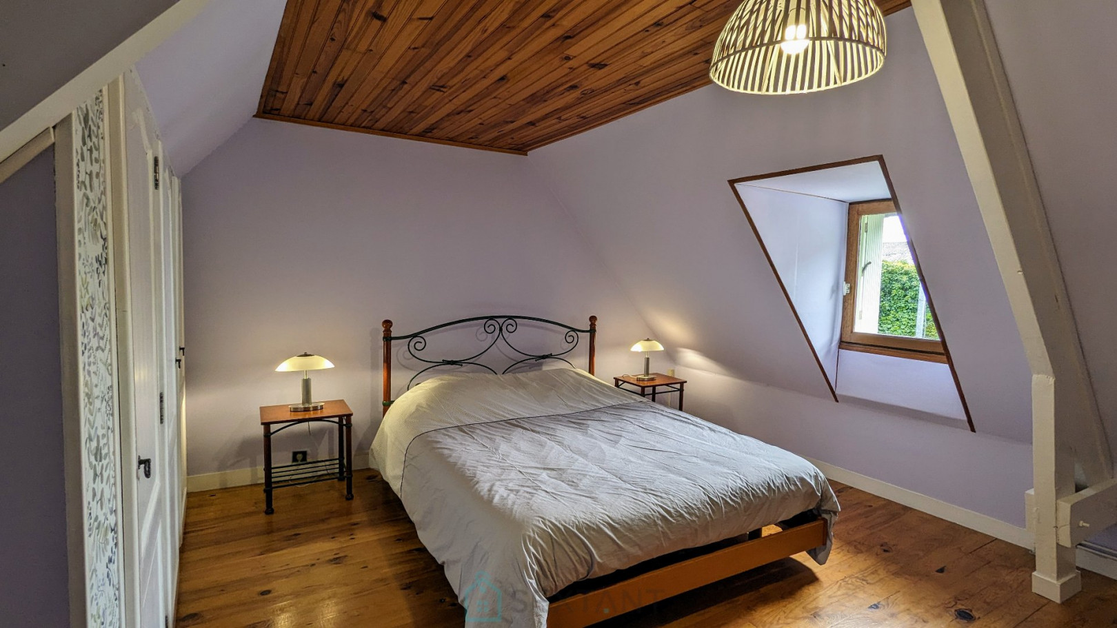 
                                                Vente
                                                 Splendide maison en pierre avec volumes surprenants et 4 chambres