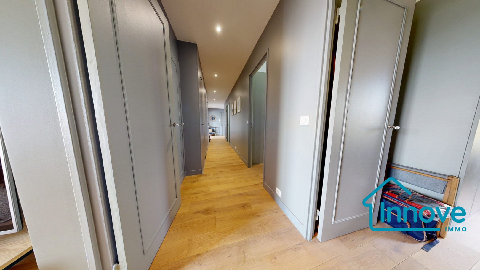 
                                                Vente
                                                 Square Jean Houdon- Appartement familial 7 pièces - 138 m²