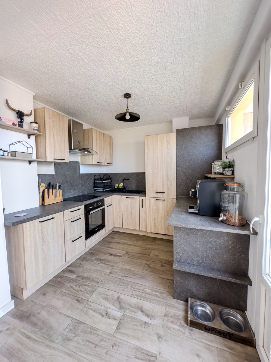 
                                                Vente
                                                 St Foy (limite 5) Appartement traversant de  70m² 8ème dernier étage 259 000€