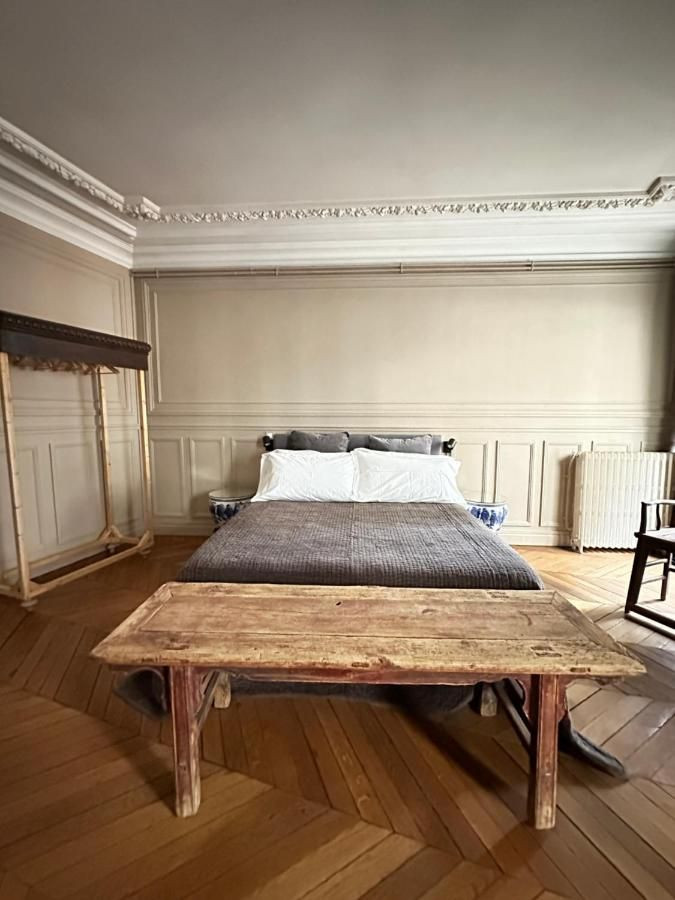 
                                                Location
                                                 St-Germain-des-Prés (loyer tout inclus)