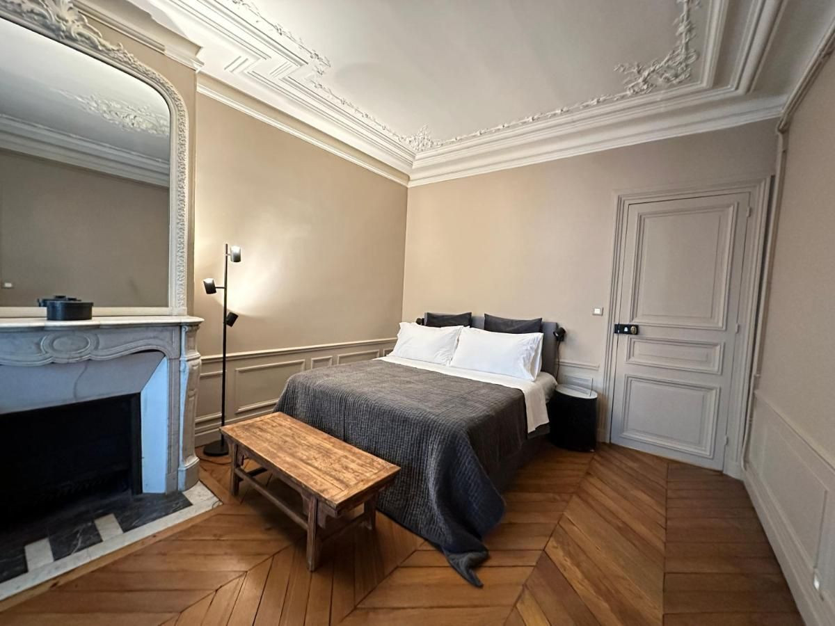 
                                                Location
                                                 St-Germain-des-Prés (loyer tout inclus)