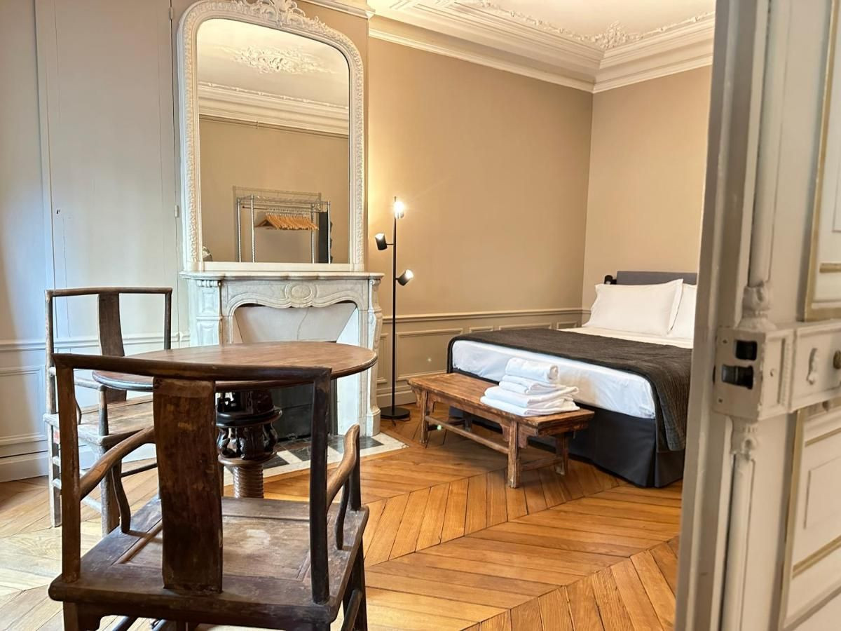 
                                                Location
                                                 St-Germain-des-Prés (loyer tout inclus)