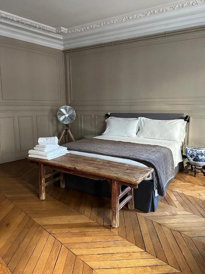 
                                                Location
                                                 St-Germain-des-Prés (loyer tout inclus)