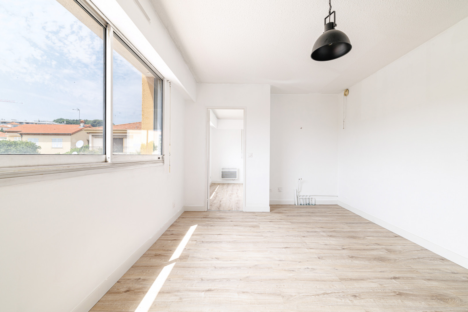 
                                                Location
                                                 ST LAURENT DU VAR - CENTRE / Bureaux à louer de 40 m²