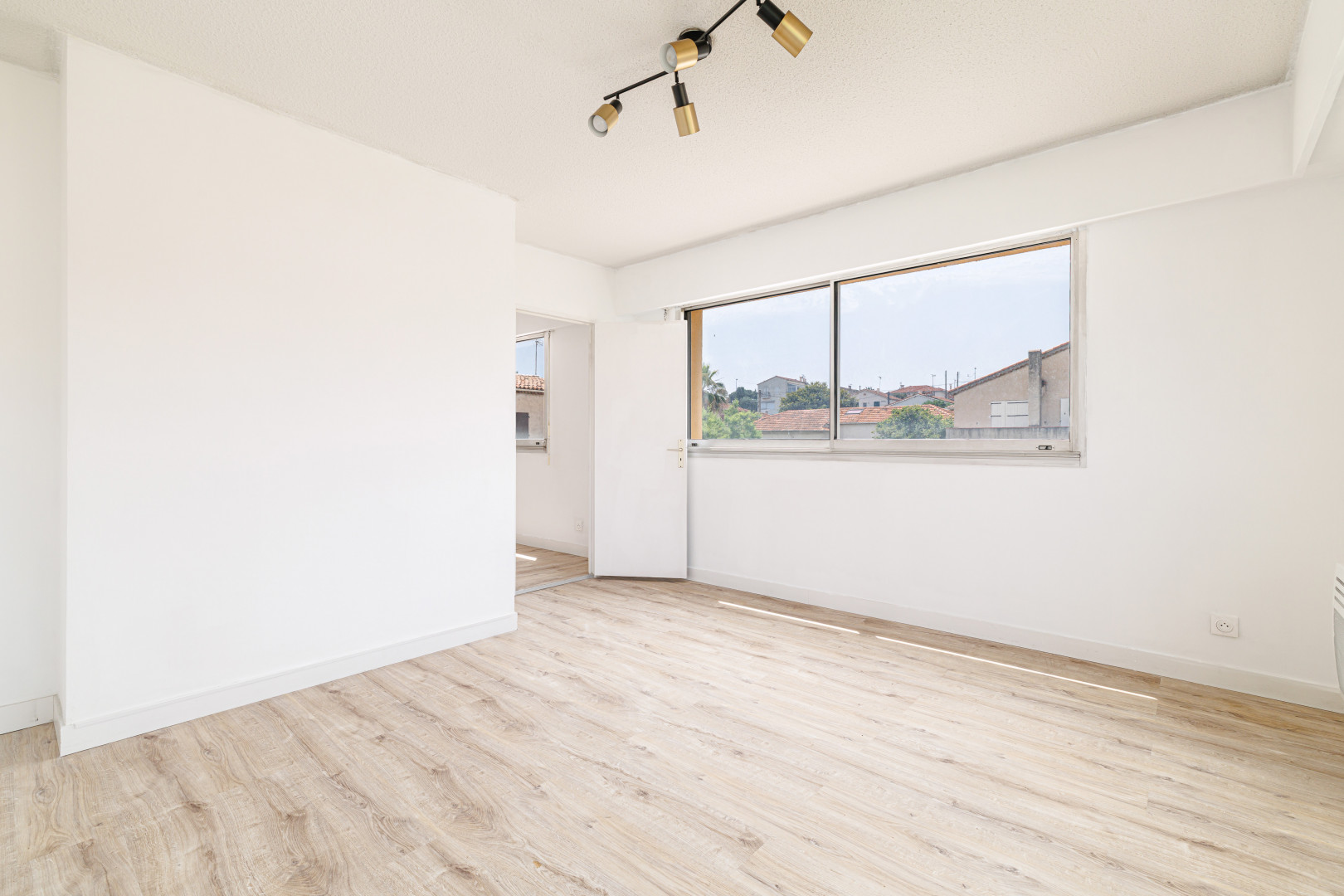 
                                                Location
                                                 ST LAURENT DU VAR - CENTRE / Bureaux à louer de 40 m²