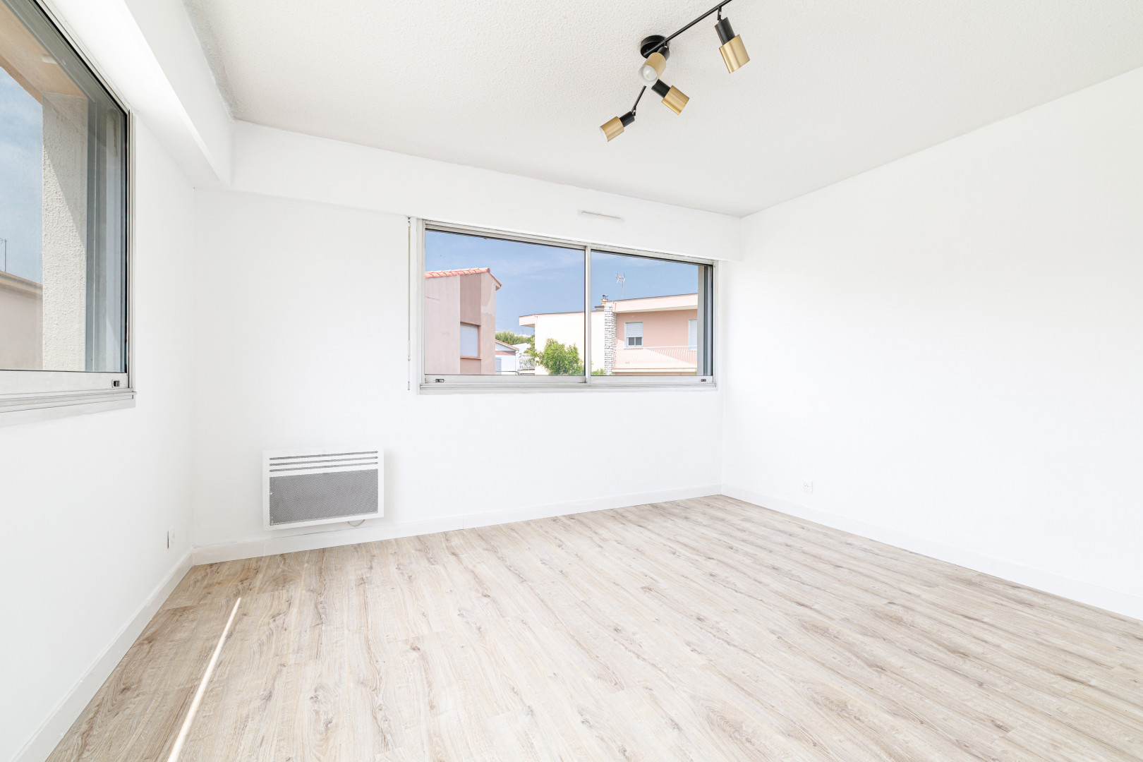 
                                                Location
                                                 ST LAURENT DU VAR - CENTRE / Bureaux à louer de 40 m²