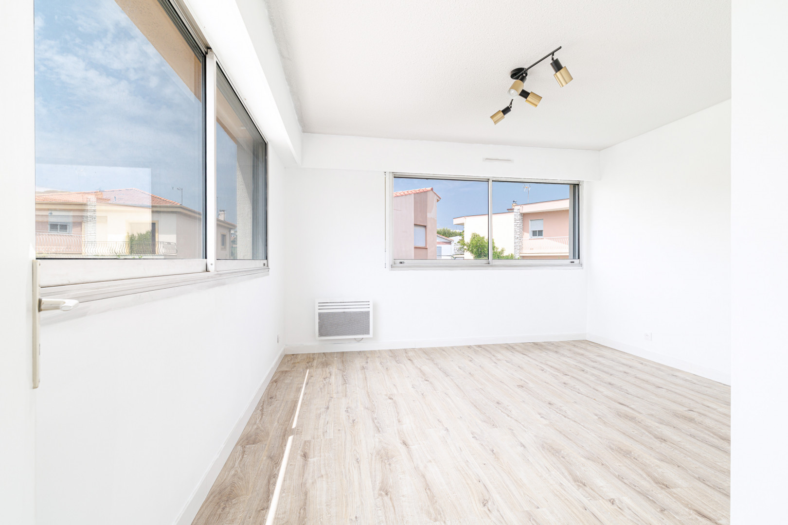 
                                                Location
                                                 ST LAURENT DU VAR - CENTRE / Bureaux à louer de 40 m²