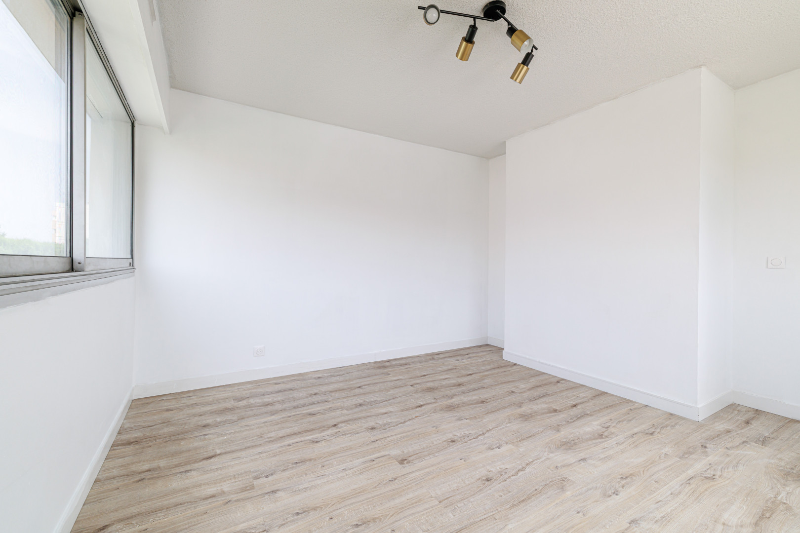 
                                                Location
                                                 ST LAURENT DU VAR - CENTRE / Bureaux à louer de 40 m²