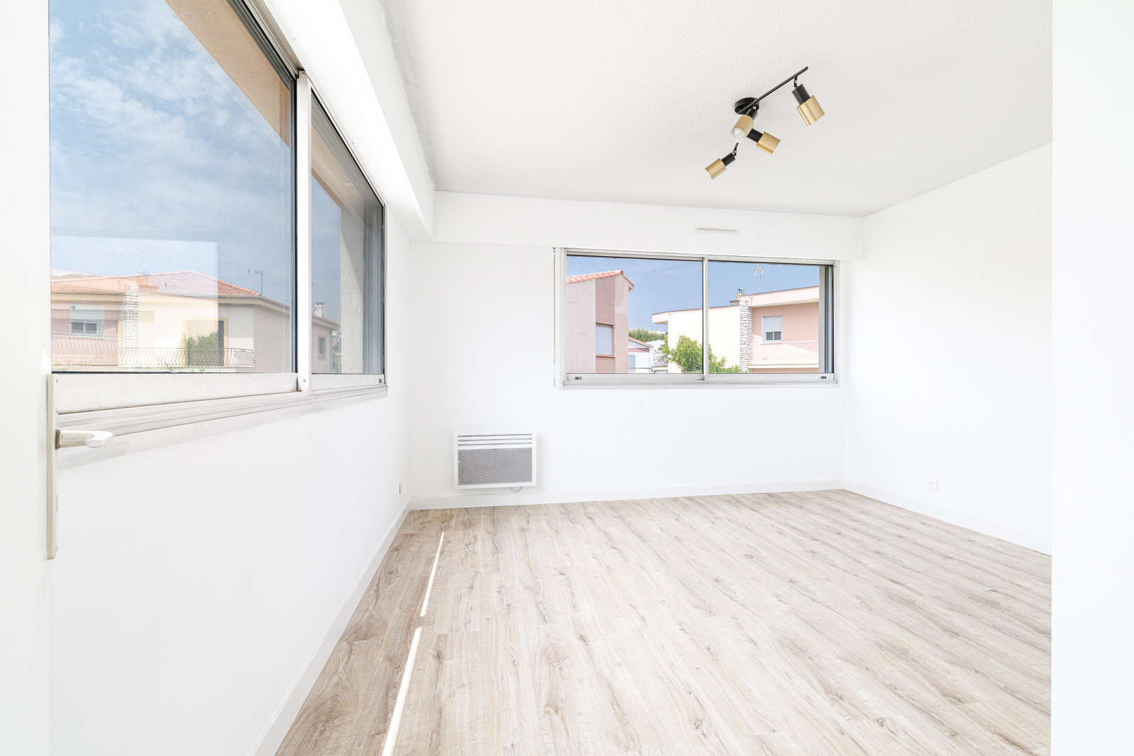 
                                                Location
                                                 ST LAURENT DU VAR - CENTRE / Bureaux à louer de 40 m²