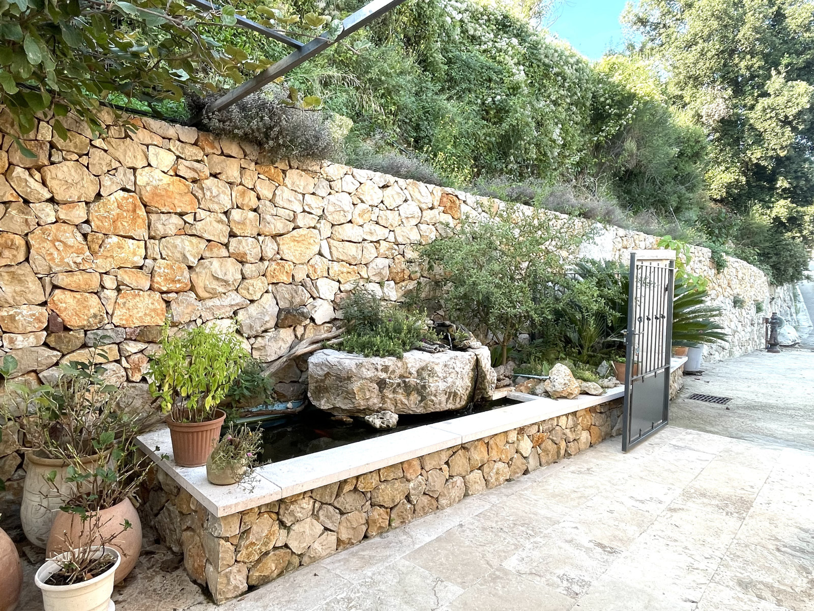 
                                                Vente
                                                 St Laurent du Var - Haut de villa 135m2 - Grandes terrasses - Dépendance - Vue mer
