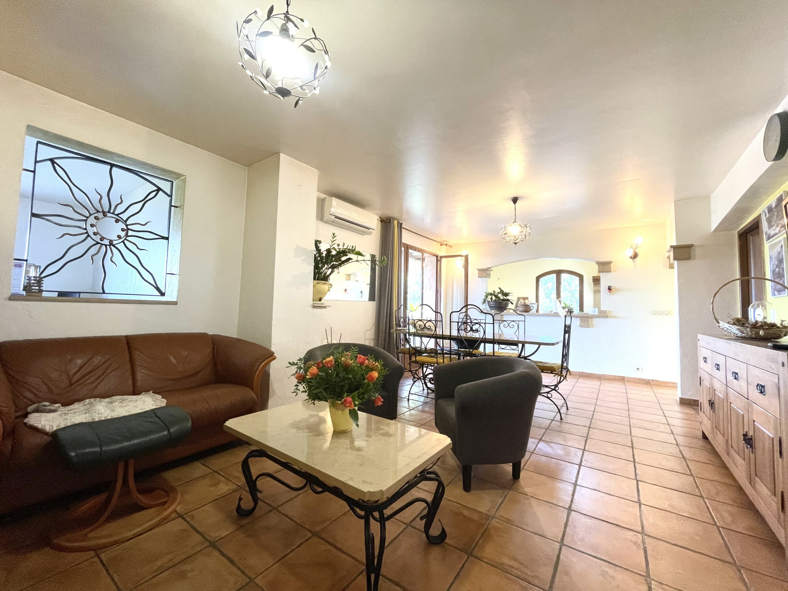 
                                                Vente
                                                 St Laurent du Var - Haut de villa 135m2 - Grandes terrasses - Dépendance - Vue mer