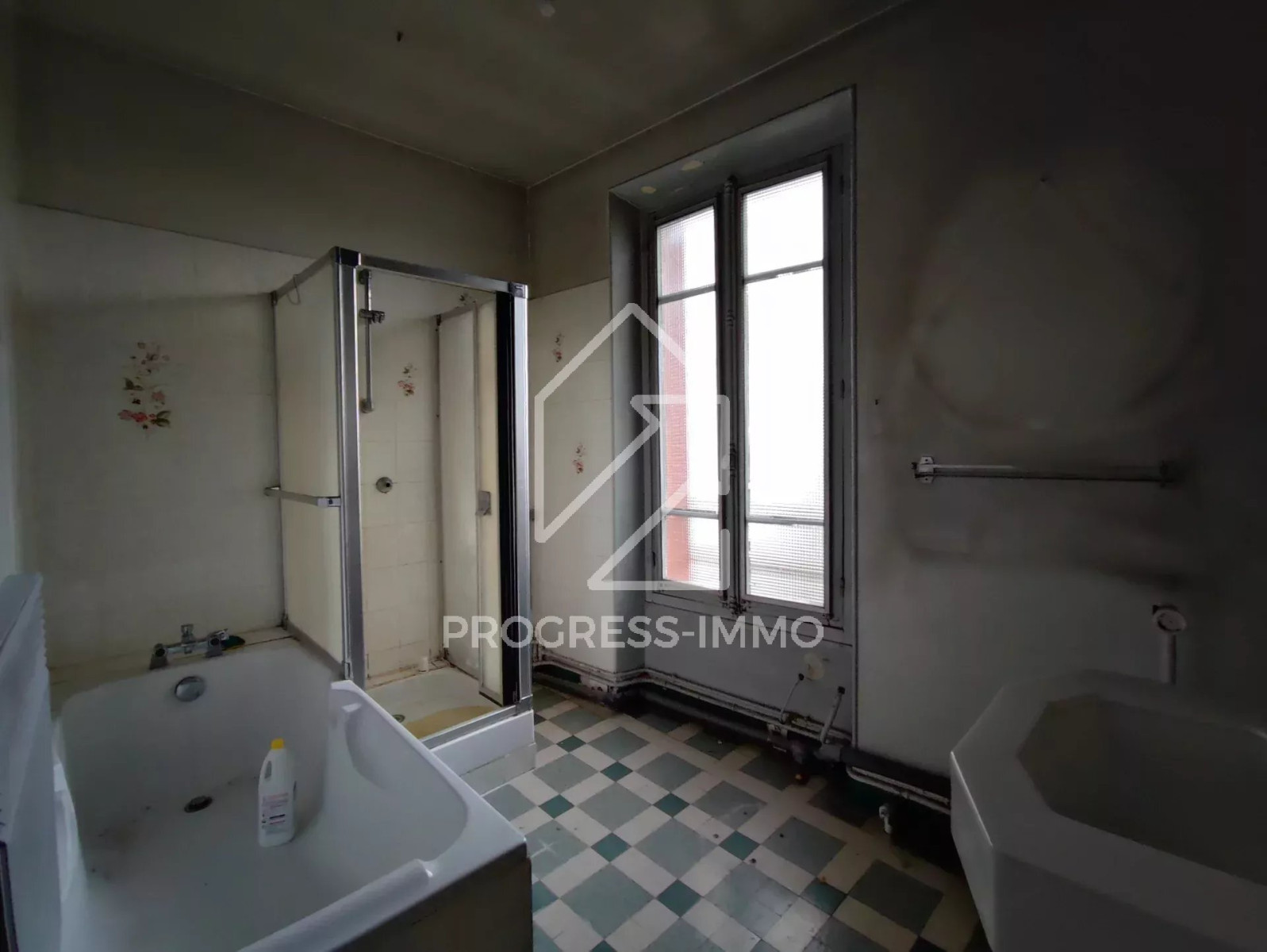
                                                Vente
                                                 St-Maur centre Maison à rénover
