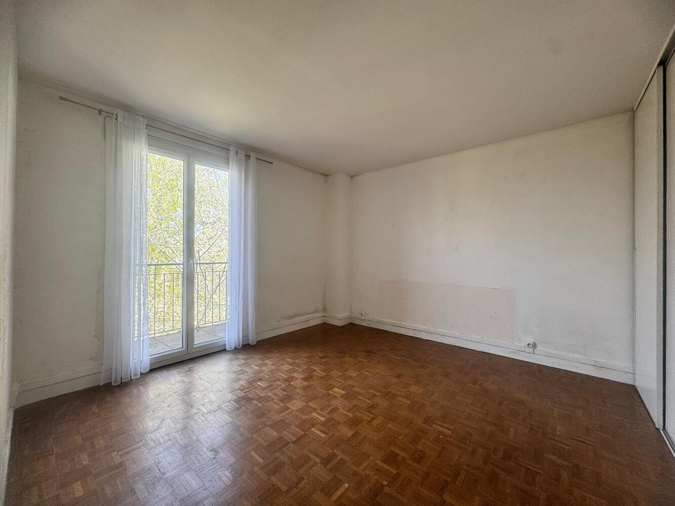 
                                                Vente
                                                 St-Maur Le Parc 2-3 pièces de 56m2
