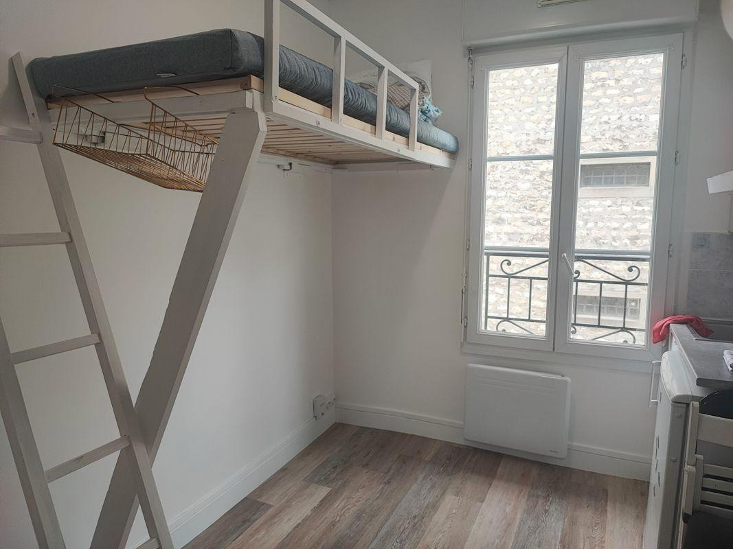 
                                                Location
                                                 Studette avec WC refaite à neuf