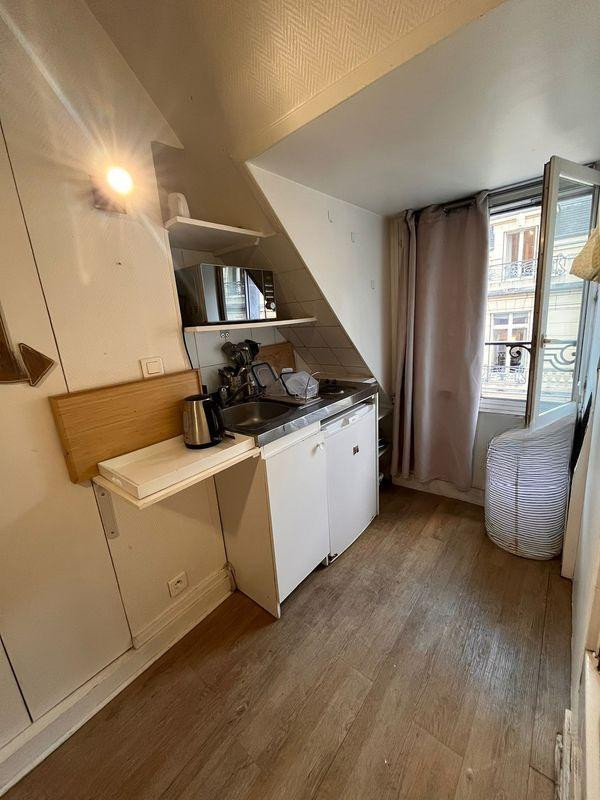 
                                                Location
                                                 Studette meublée 10m² - Champs Elysées