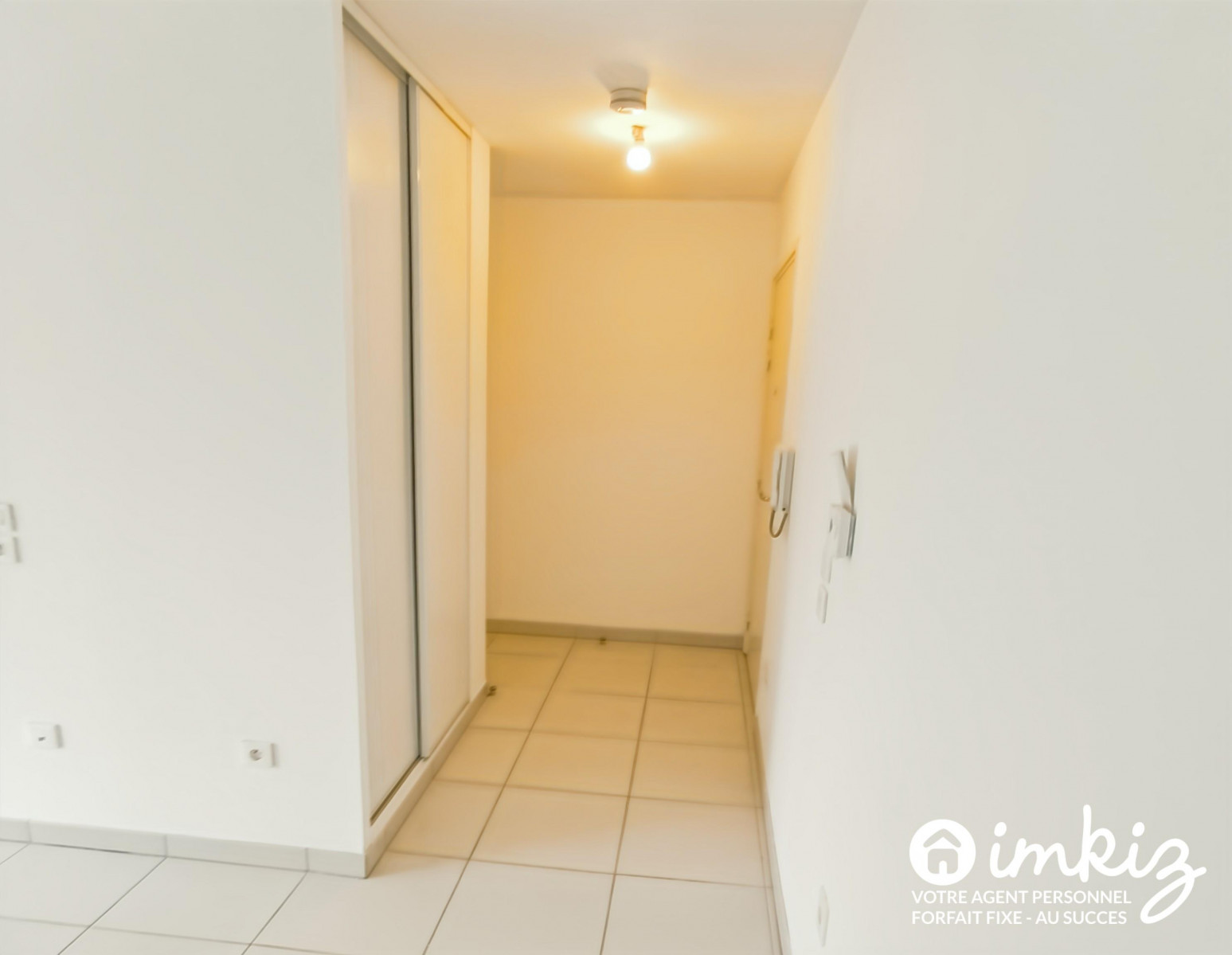 
                                                Vente
                                                 Studio 1 pièce, immeuble de 2014, parking