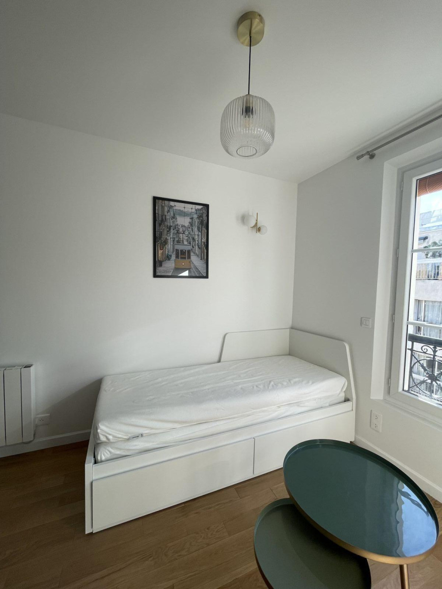 
                                                Location
                                                 Studio 12 m² meublé refait à neuf