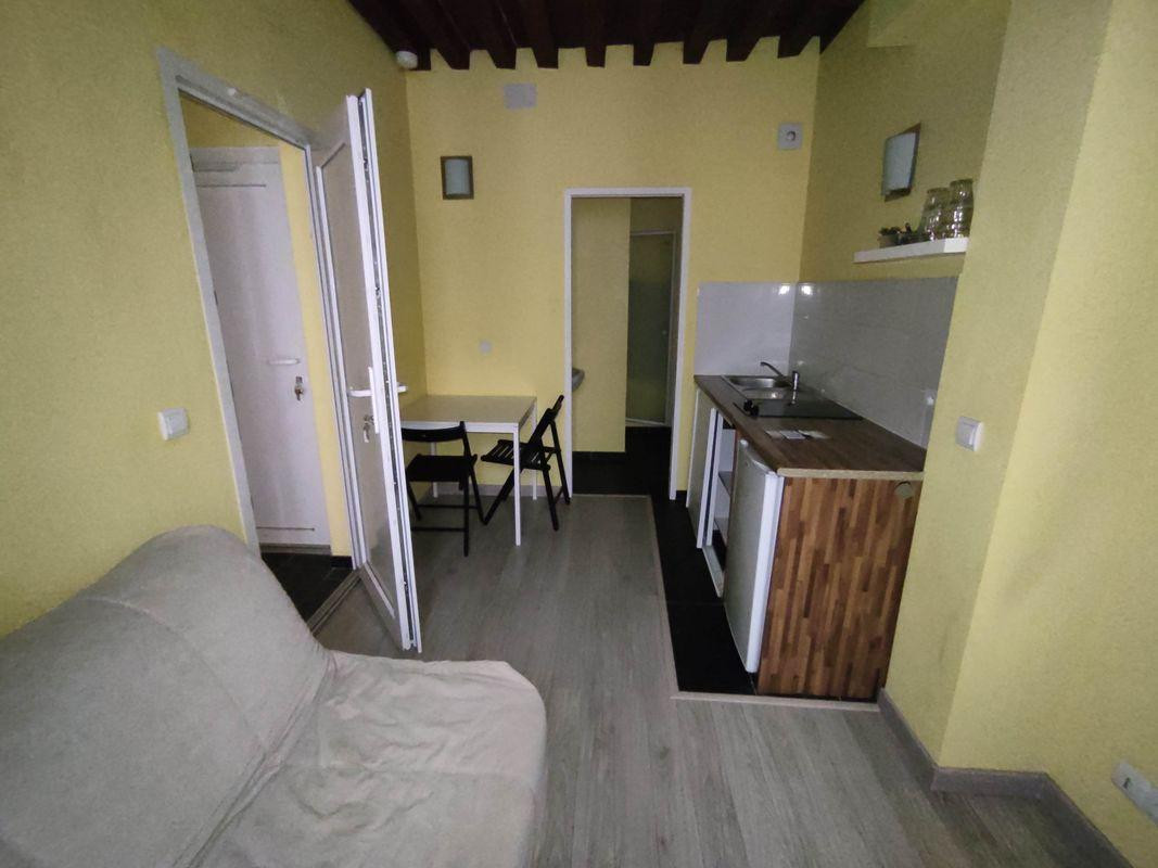 
                                                Location
                                                 Studio 15M2 hypercentre Dijon au calme 370€/mois