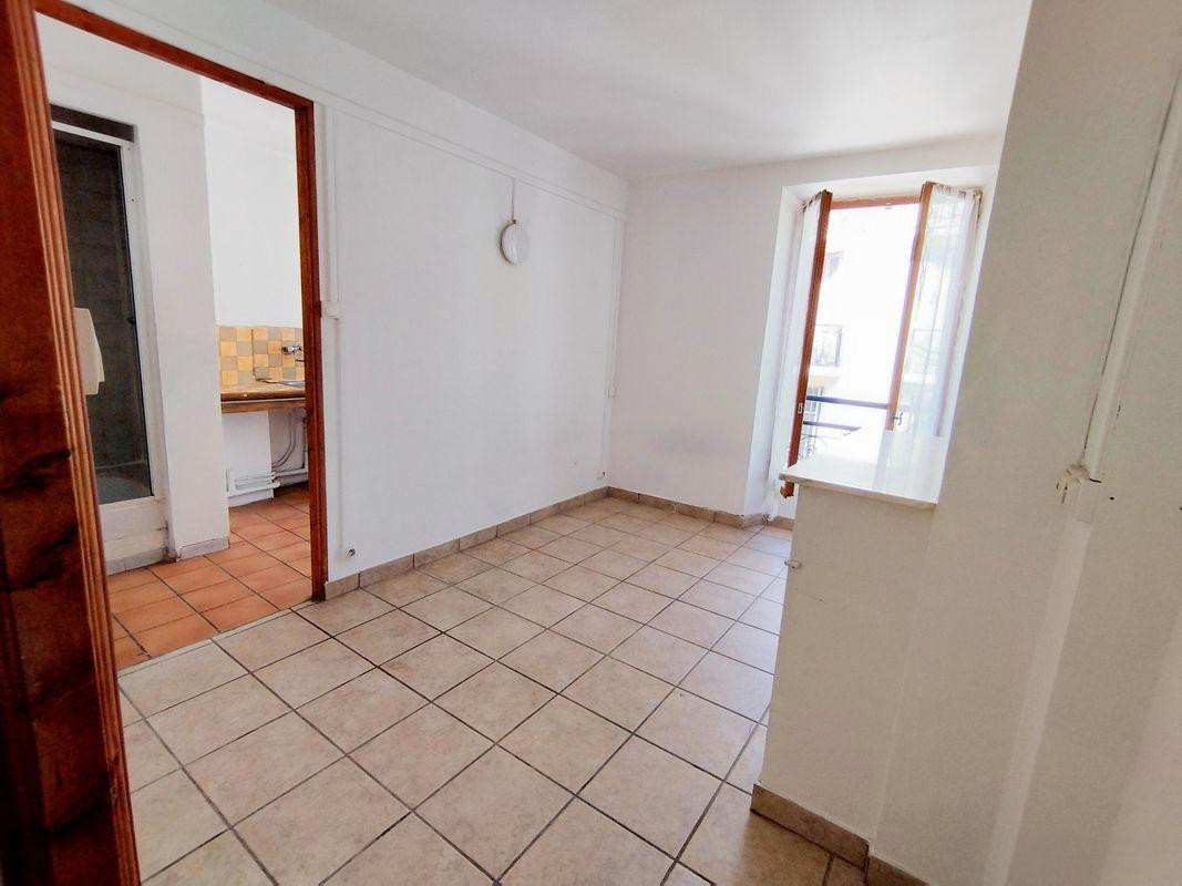 
                                                Location
                                                 Studio 17 m² – Toulon centre – Bail nu