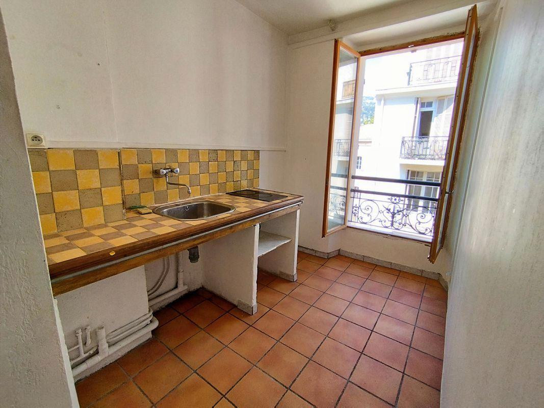 
                                                Location
                                                 Studio 17 m² – Toulon centre – Bail nu