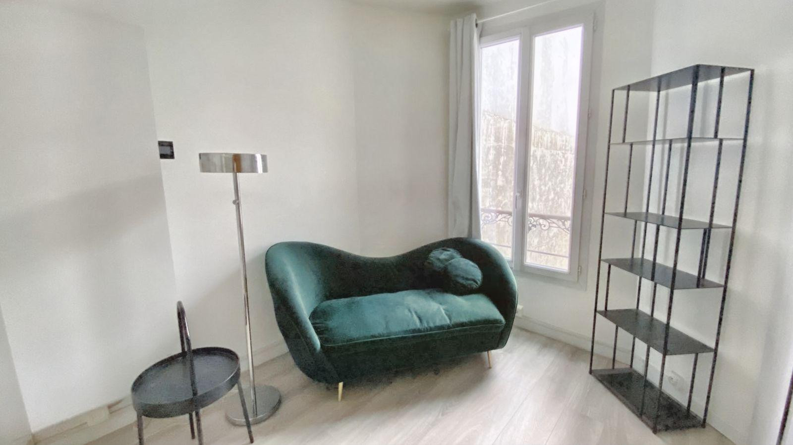 
                                                Location
                                                 Studio 17e La fourche/Guy Moquet