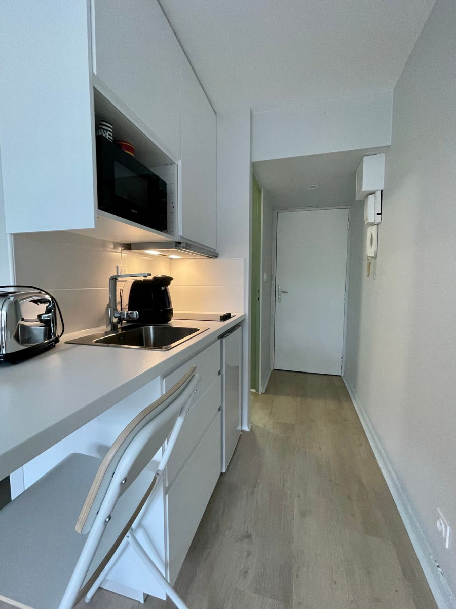 
                                                Location
                                                 Studio 18 m2 meublé et rénové avec terrasse et parking - Saint Augustin