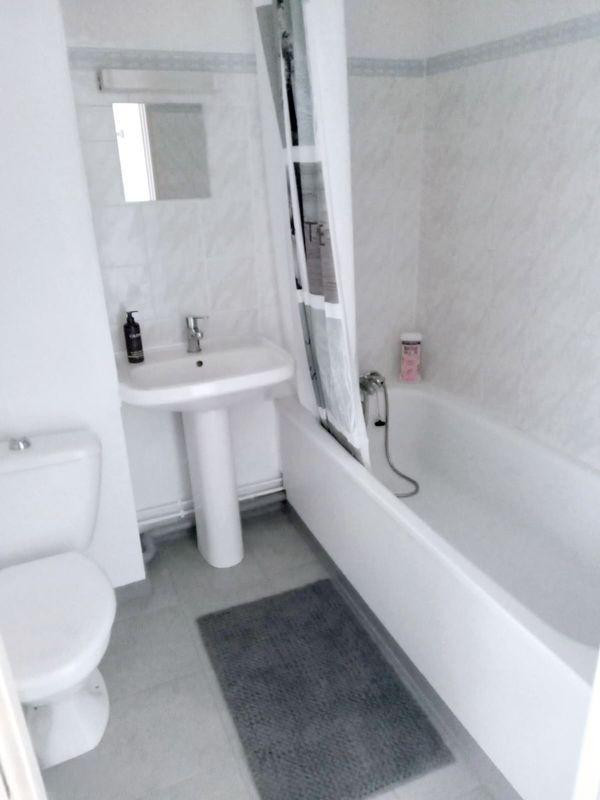 
                                                Location
                                                 Studio 18m² + balcon