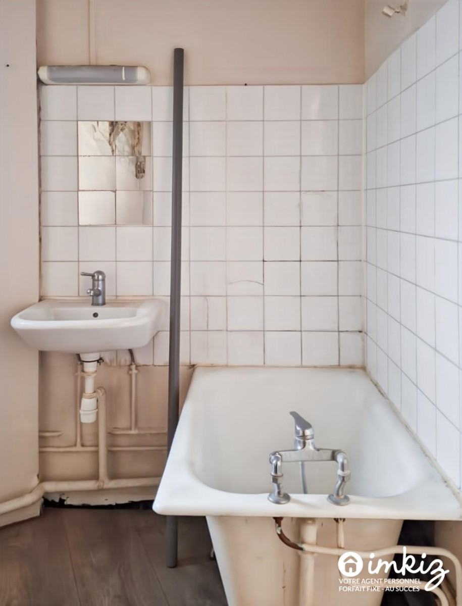 
                                                Vente
                                                 Studio 19 m² à rénover - Belle opportunité !