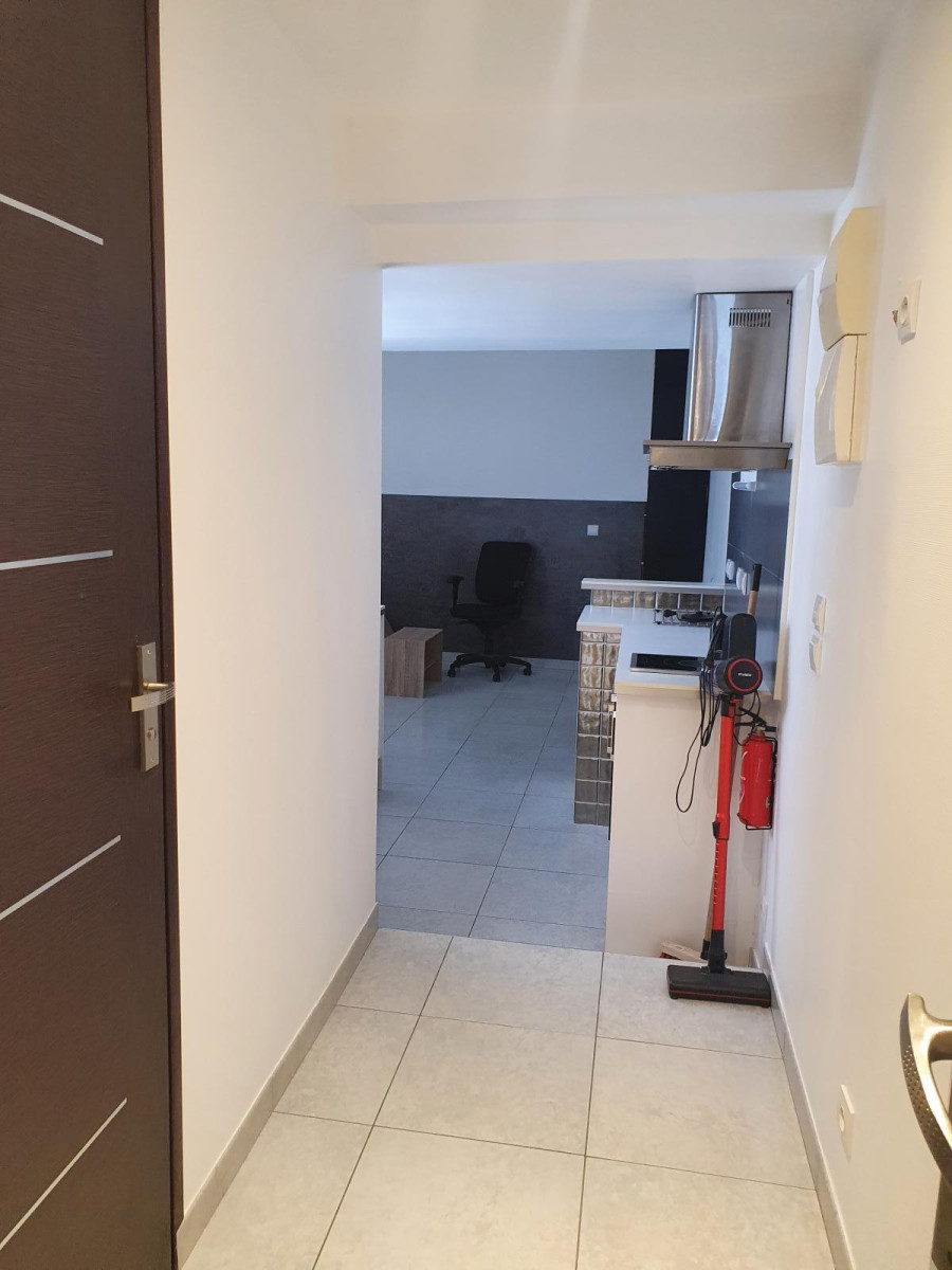 
                                                Location
                                                 Studio 20 m² meublé, calme, indépendant, rénové
