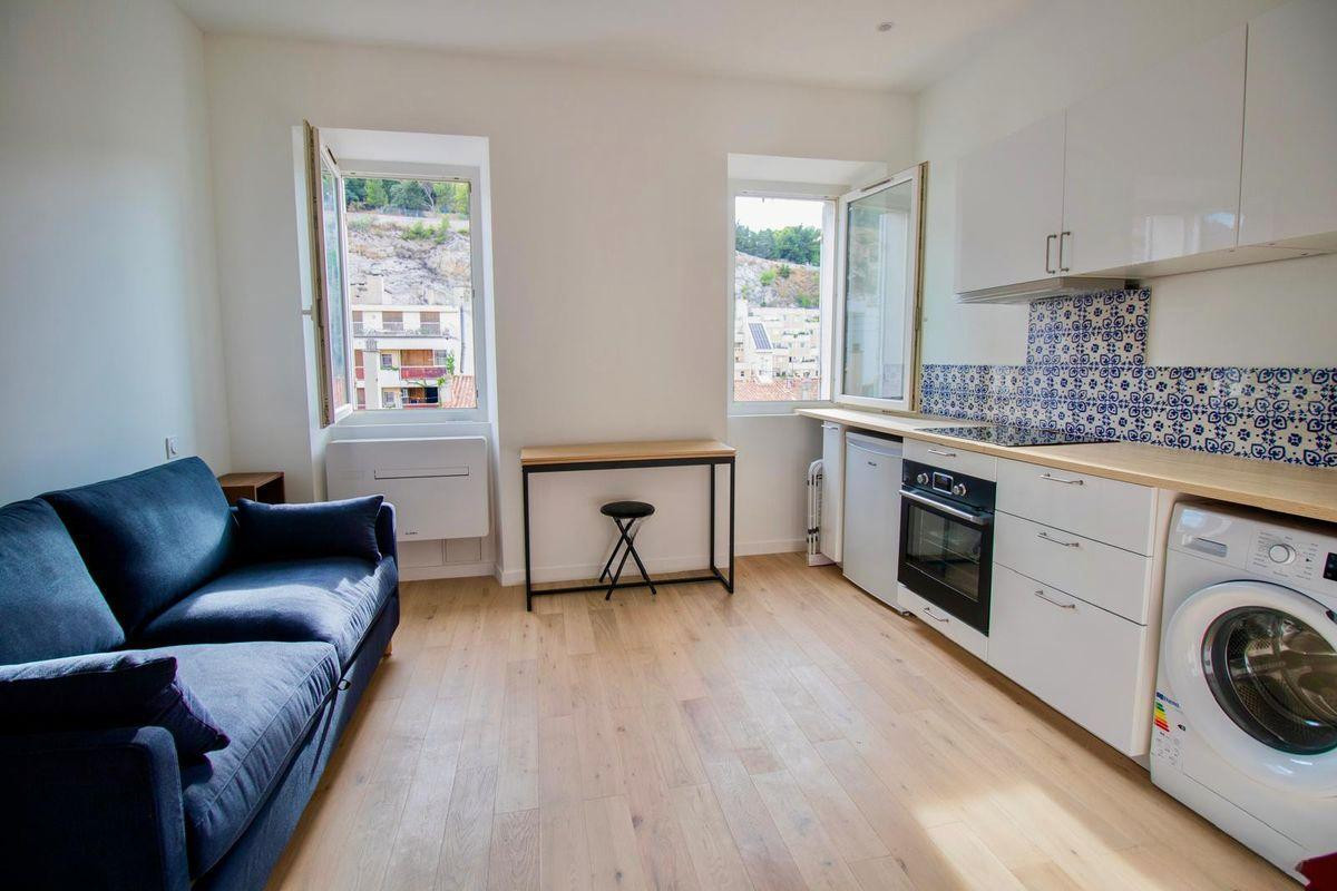 
                                                Location
                                                 Studio 20 m² - vue exceptionnelle sur Notre-Dame