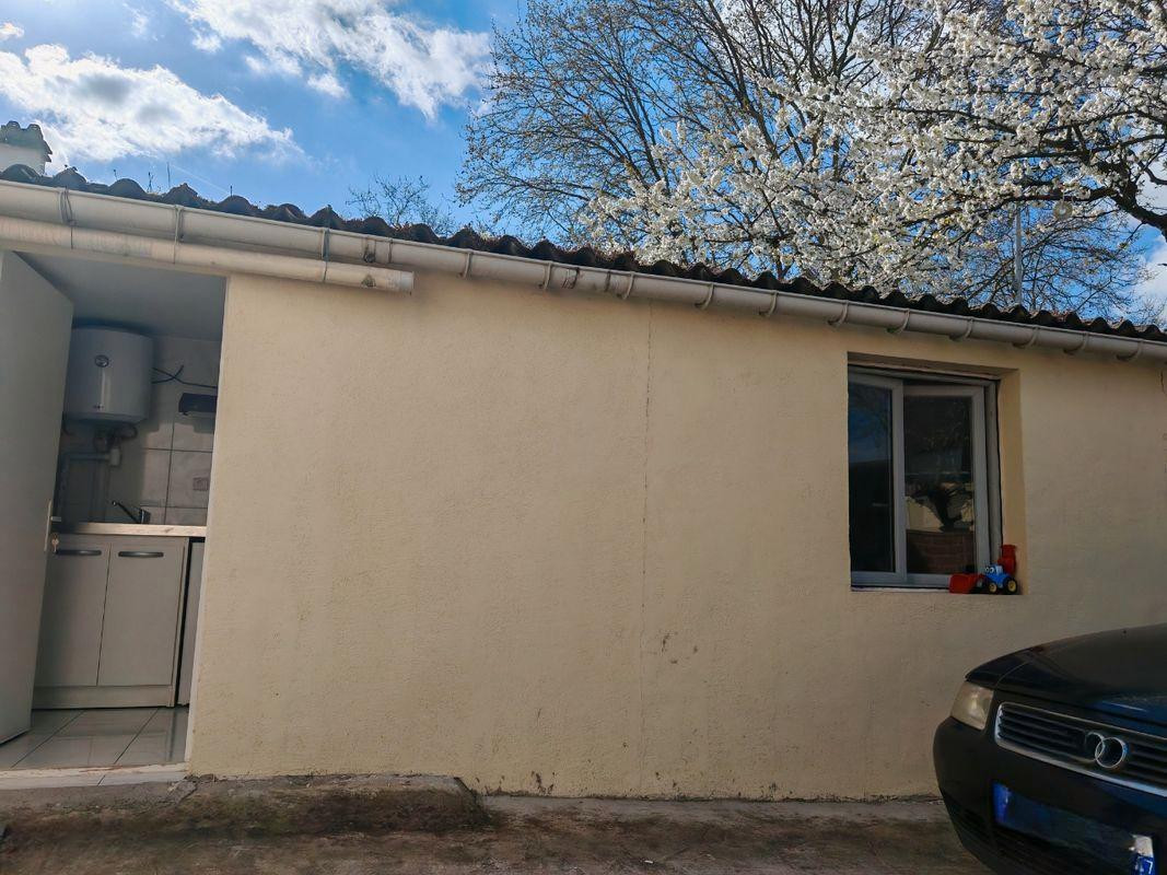 
                                                Location
                                                 Studio 20m²