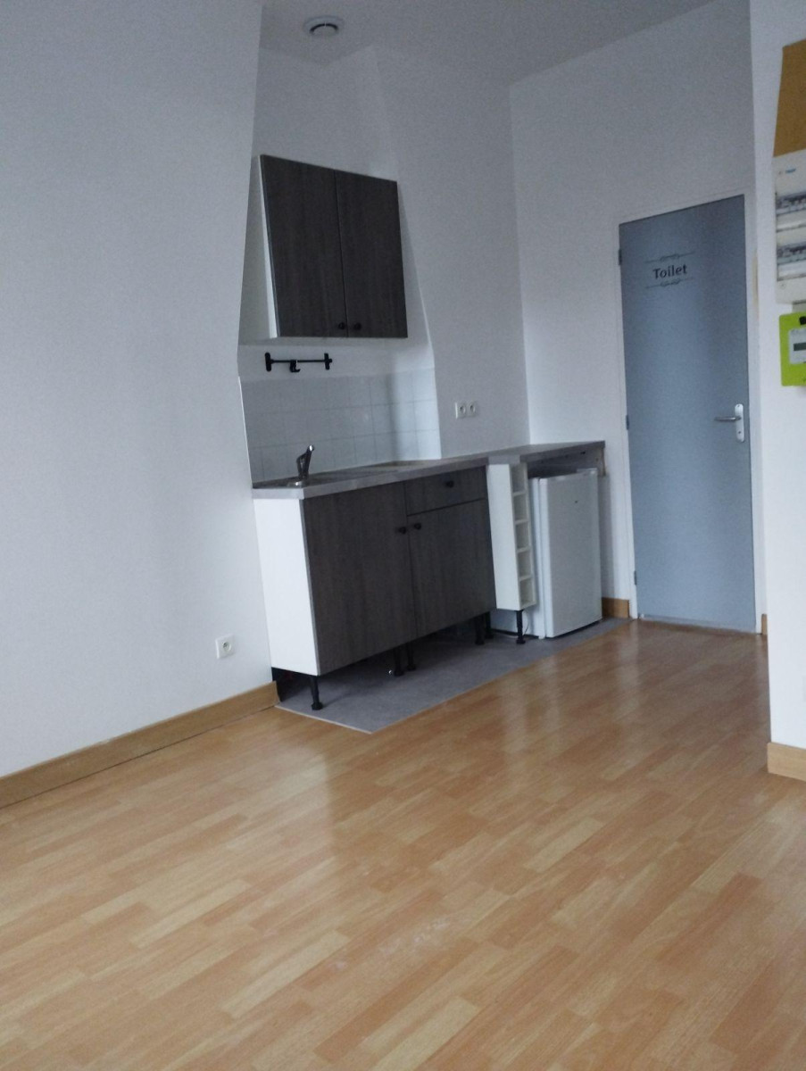 
                                                Location
                                                 Studio 20m² - Lumineux et Rénové