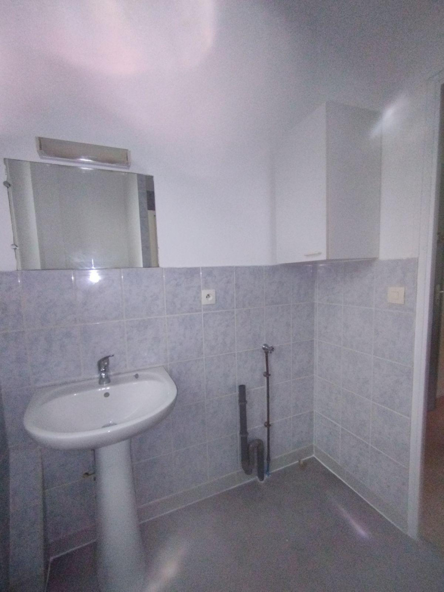 
                                                Location
                                                 Studio 20m² - Lumineux et Rénové