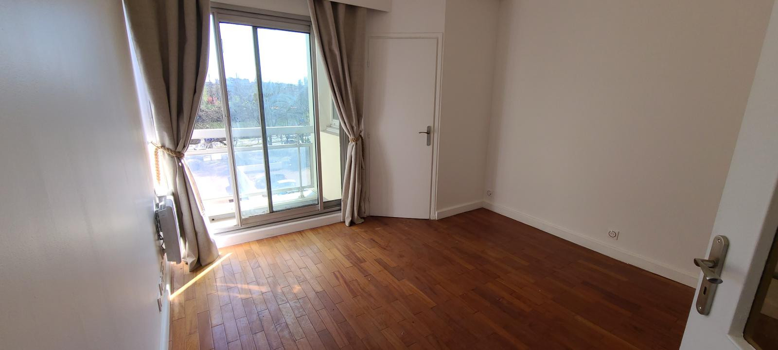 
                                                Location
                                                 Studio 20m2 Courbevoie  - Balcon - Vue sur Seine