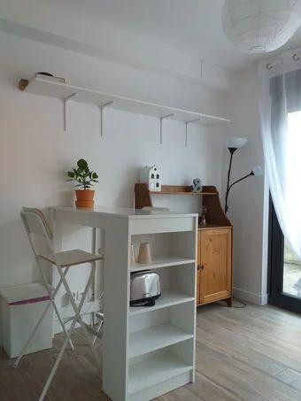 
                                                Location
                                                 Studio 22m2 full équipé, 8min à pieds du Metro 11!