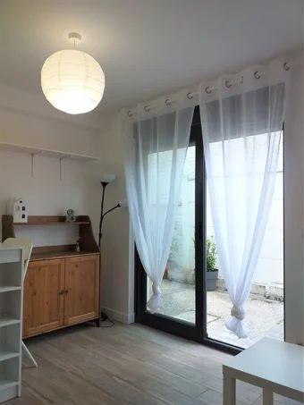 
                                                Location
                                                 Studio 22m2 full équipé, 8min à pieds du Metro 11!