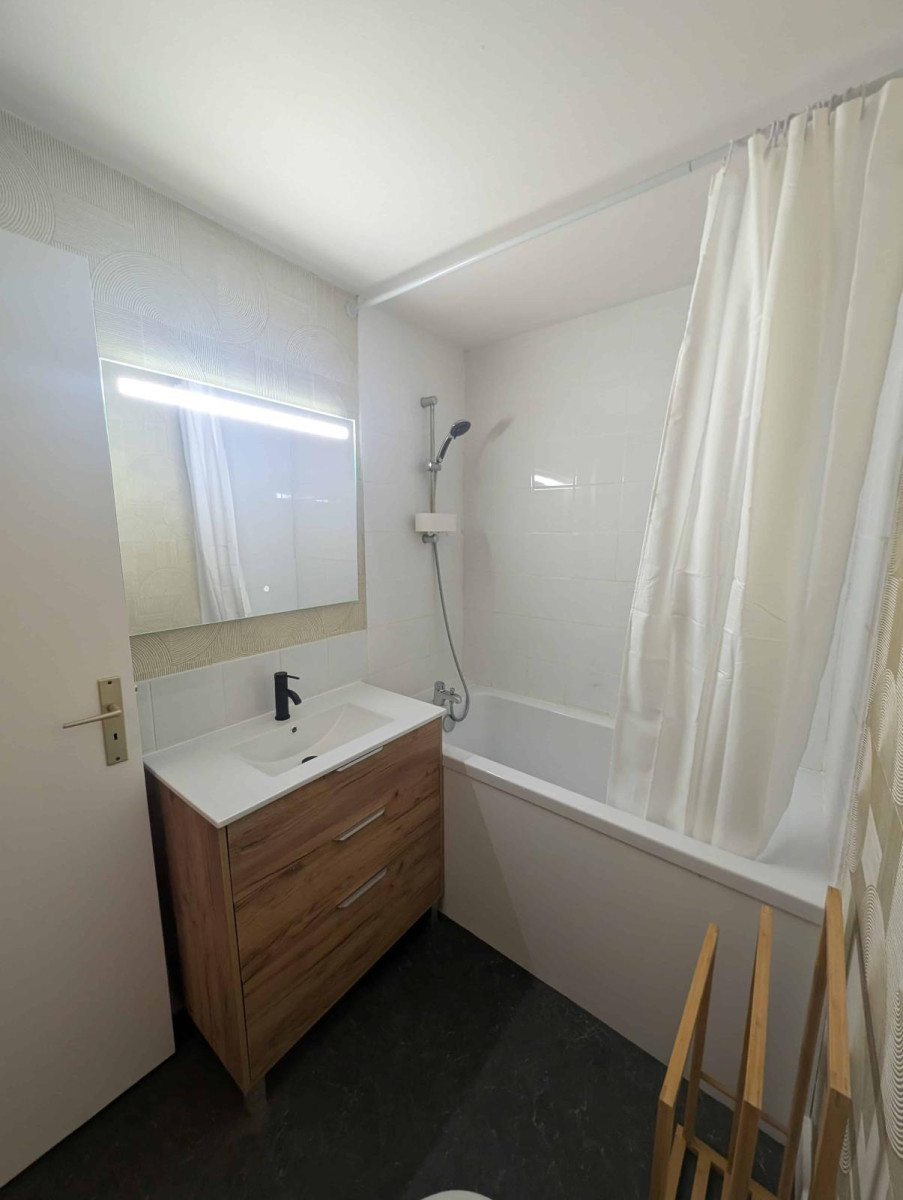 
                                                Location
                                                 Studio 22m2 GrandThéâtre proche tram, baignoire