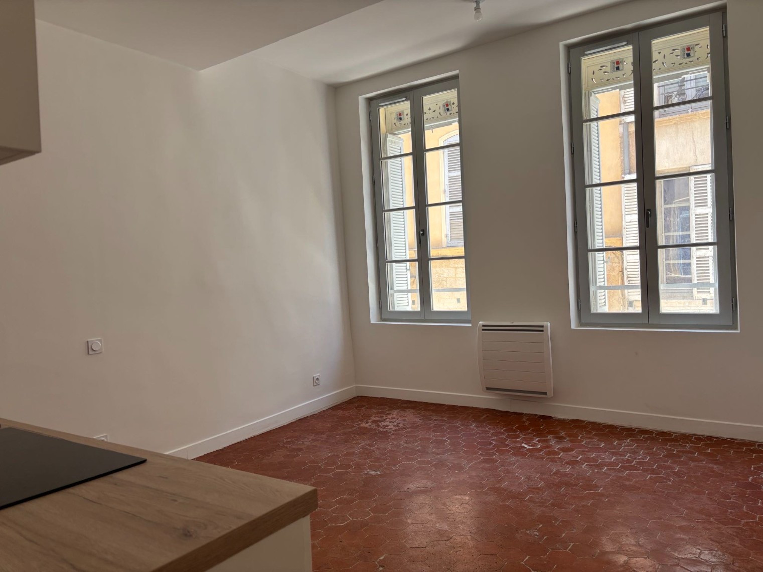 
                                                Location
                                                 Studio - 23m²