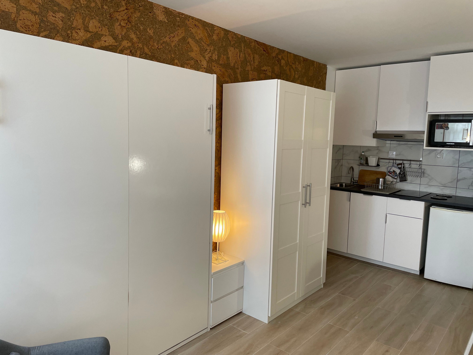 
                                                Location
                                                 Studio 24 m2 bien équipé (loyer tout inclus)