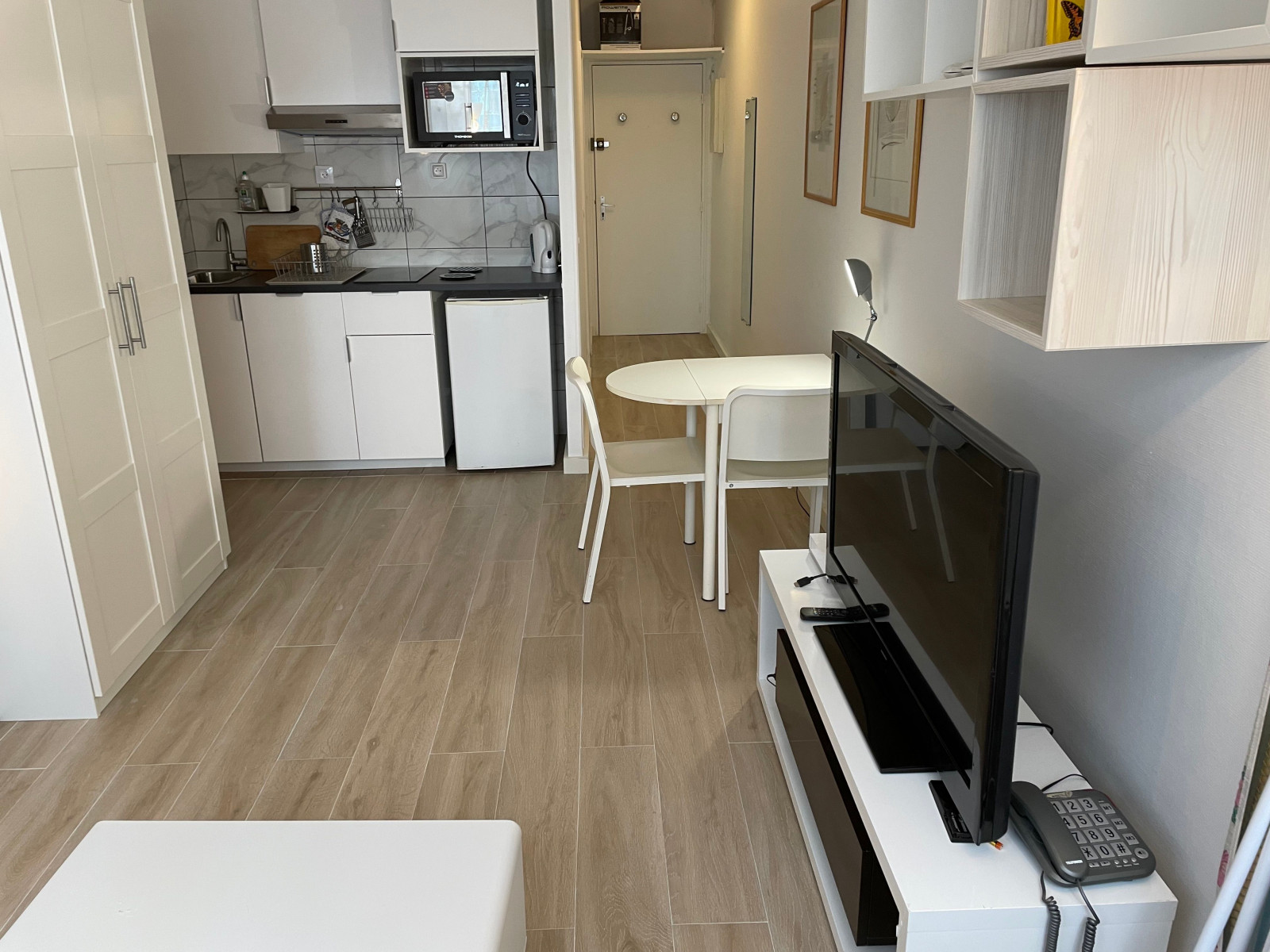 
                                                Location
                                                 Studio 24 m2 bien équipé (loyer tout inclus)