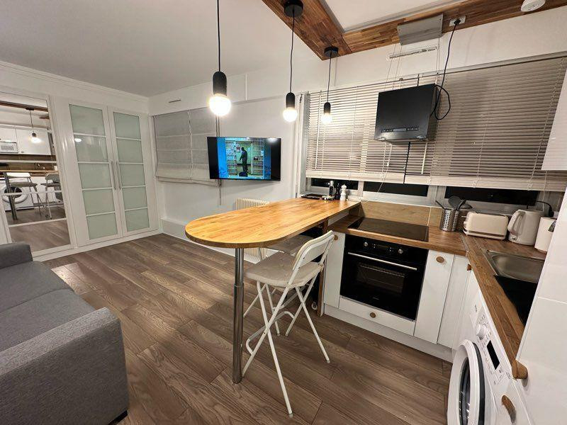 
                                                Location
                                                 Studio 25M2 richement meublé à Ménilmontant