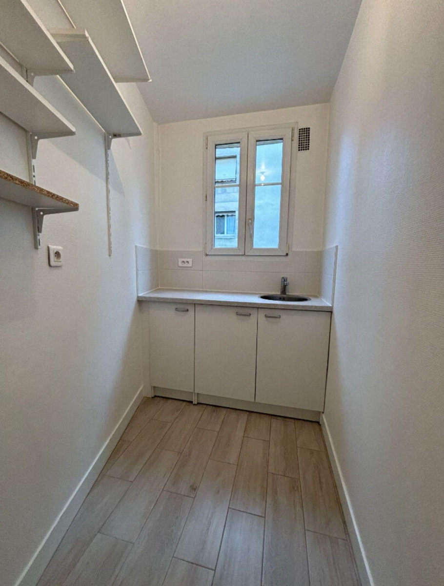 
                                                Location
                                                 Studio 28m2