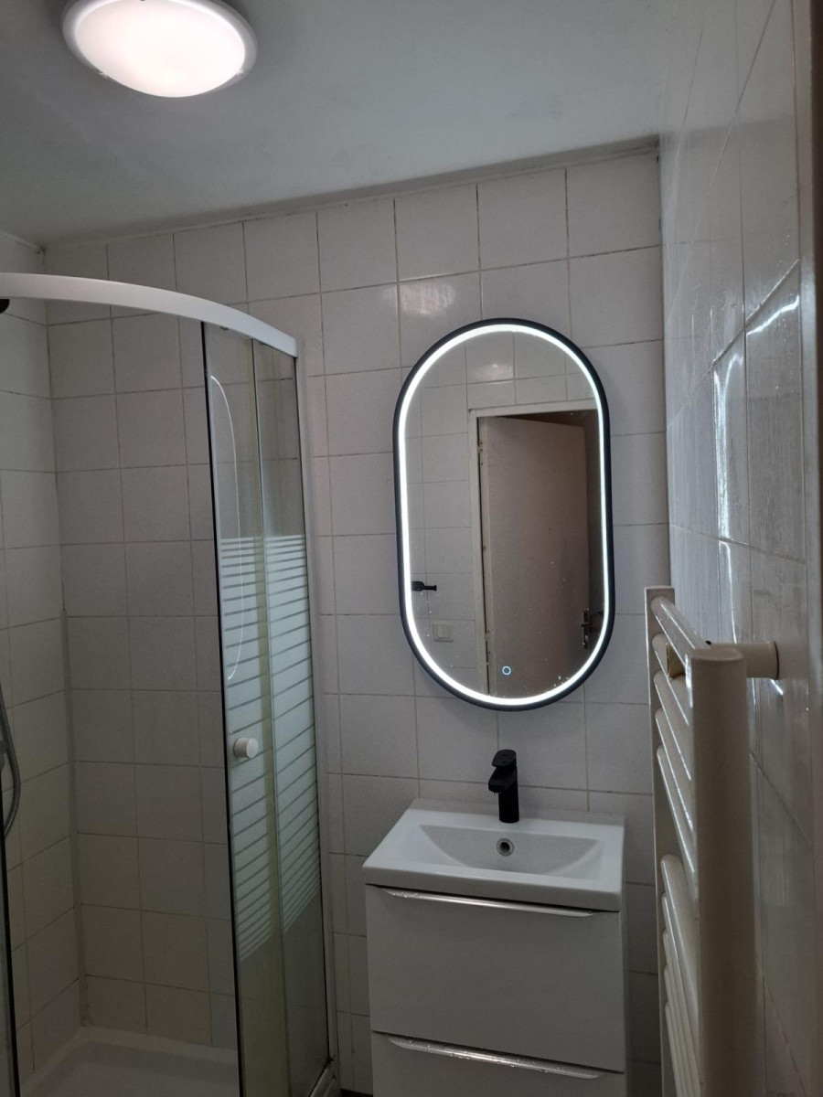 
                                                Location
                                                 Studio-2pieces refait à neuf