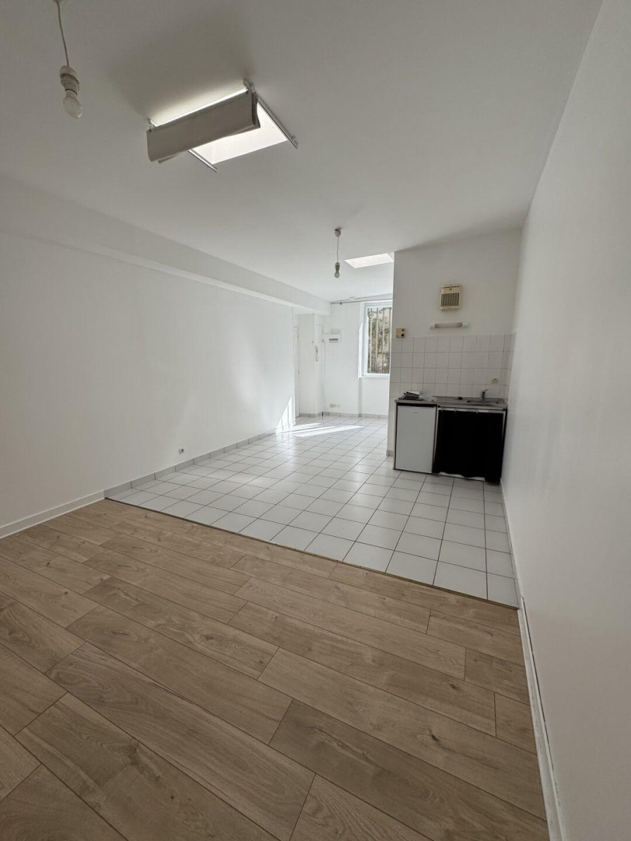 
                                                Location
                                                 Studio 30m² de plain pied entièrement repeint