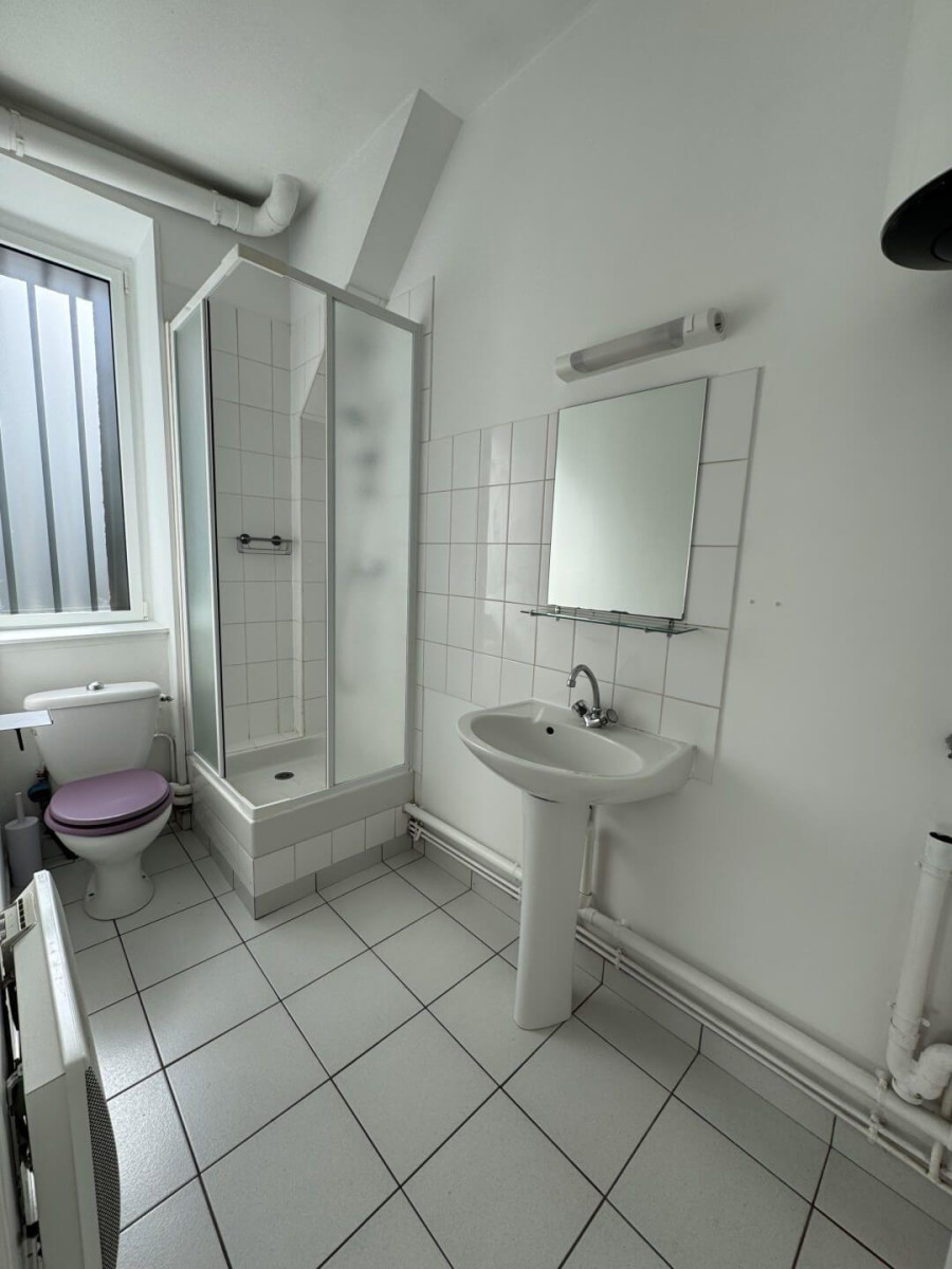 
                                                Location
                                                 Studio 30m² de plain pied entièrement repeint