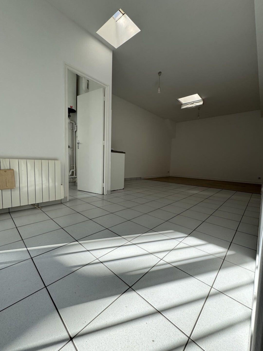 
                                                Location
                                                 Studio 30m² de plain pied entièrement repeint